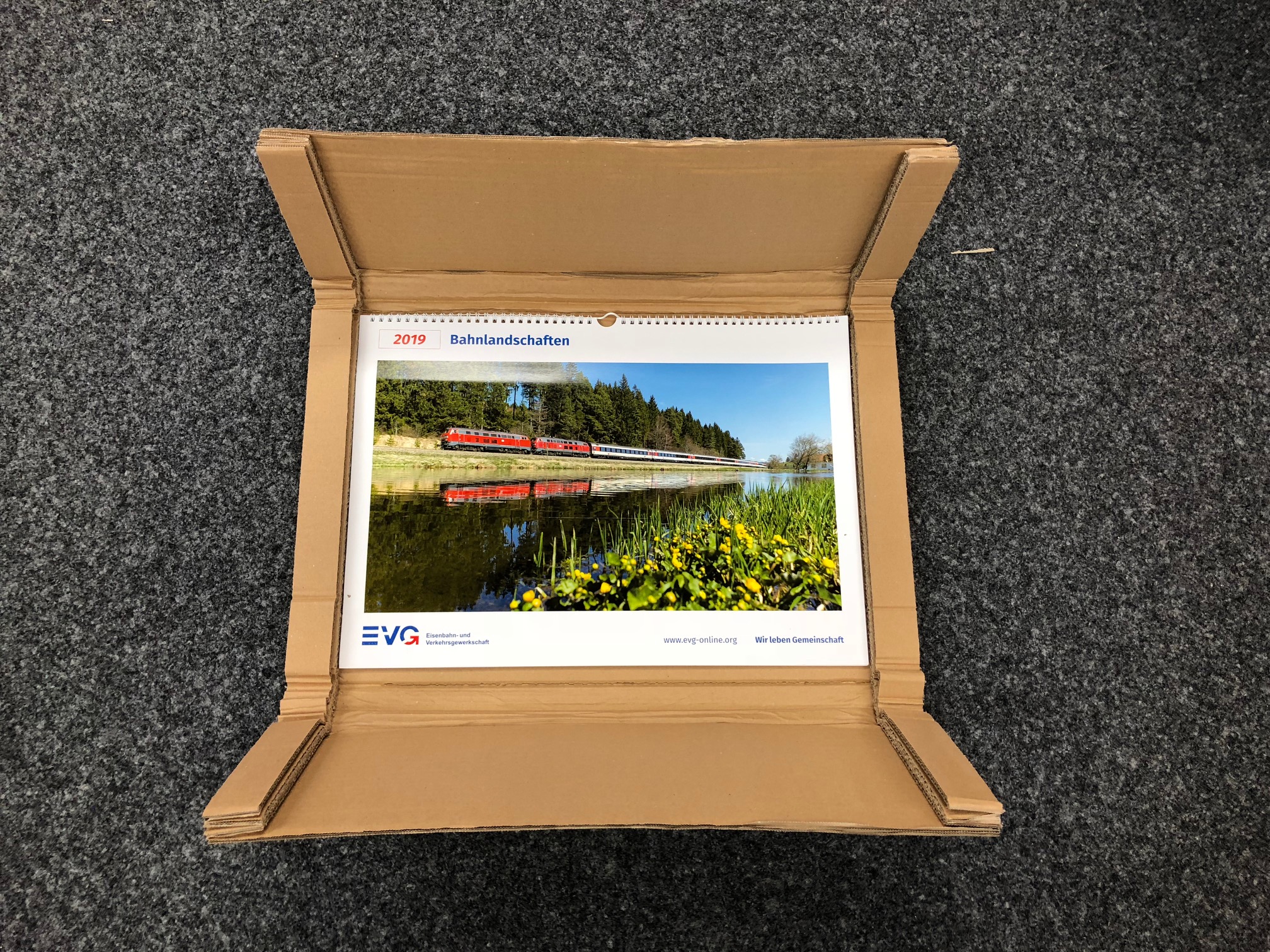 Kalenderverpackung mit umlaufendem Rand als Ritzrill-Zuschnitt - Verpackungs- und Prozessoptimierung
