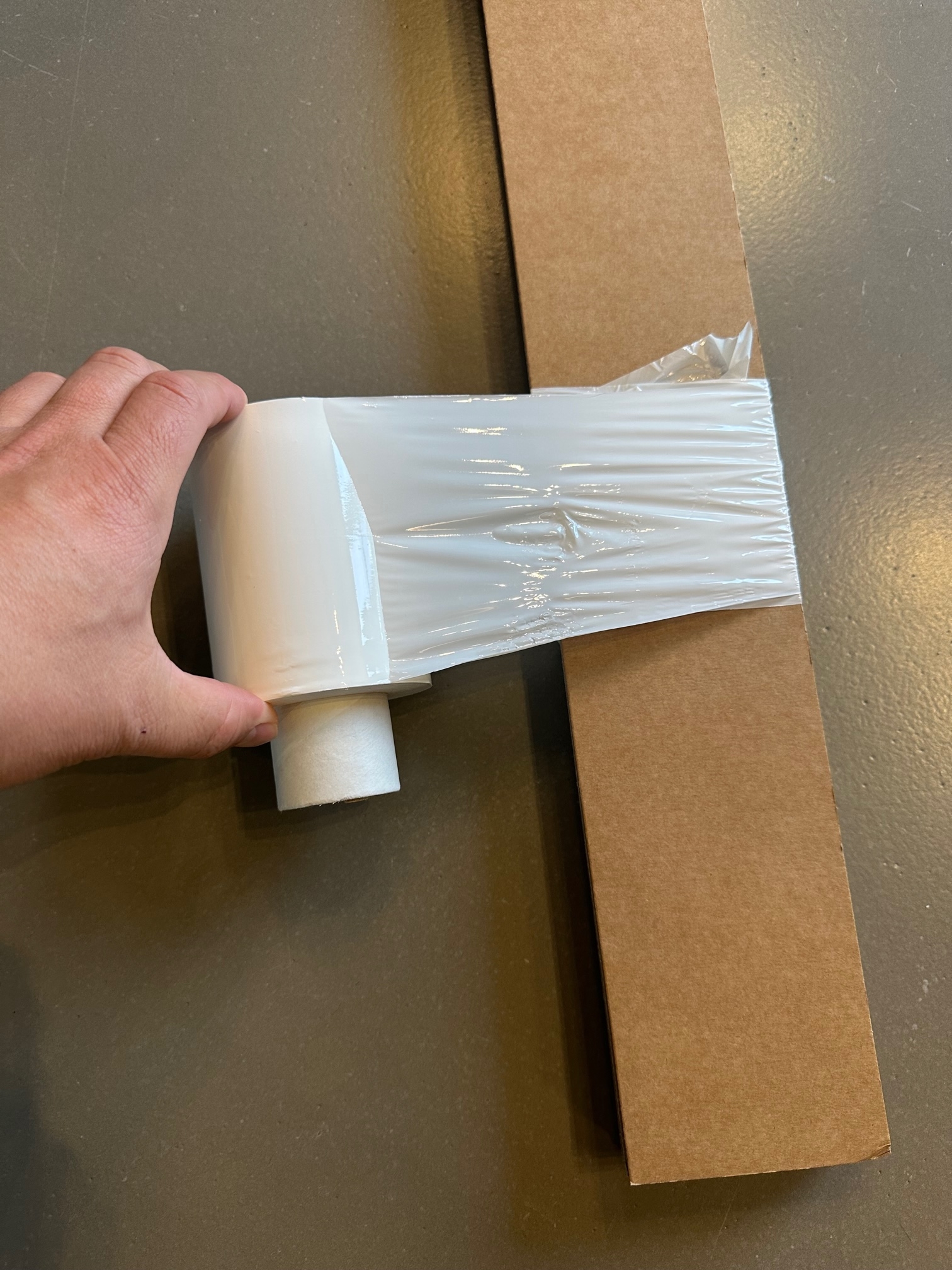 Handabroller für Stretchfolie mit Folienschneider Handabroller für Stretchfolie mit Folienschneider