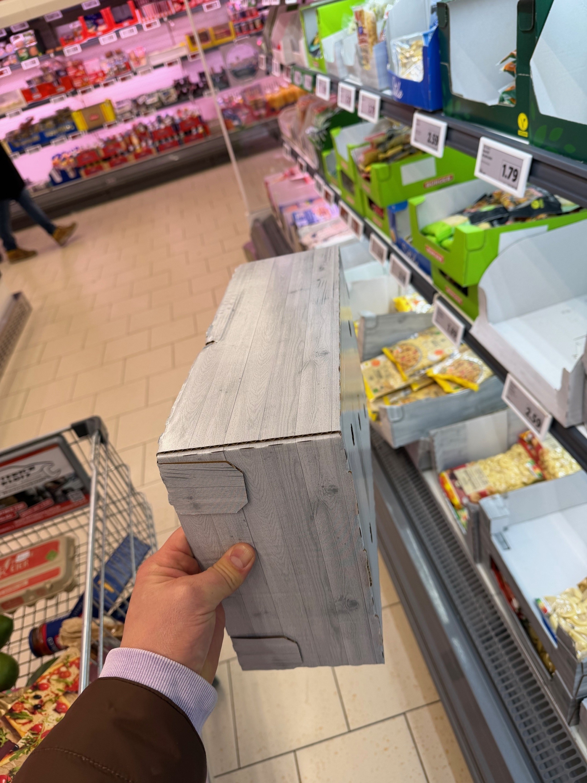 Verpackung von Lebensmittel in Trayverpackungen aus Wellpappe