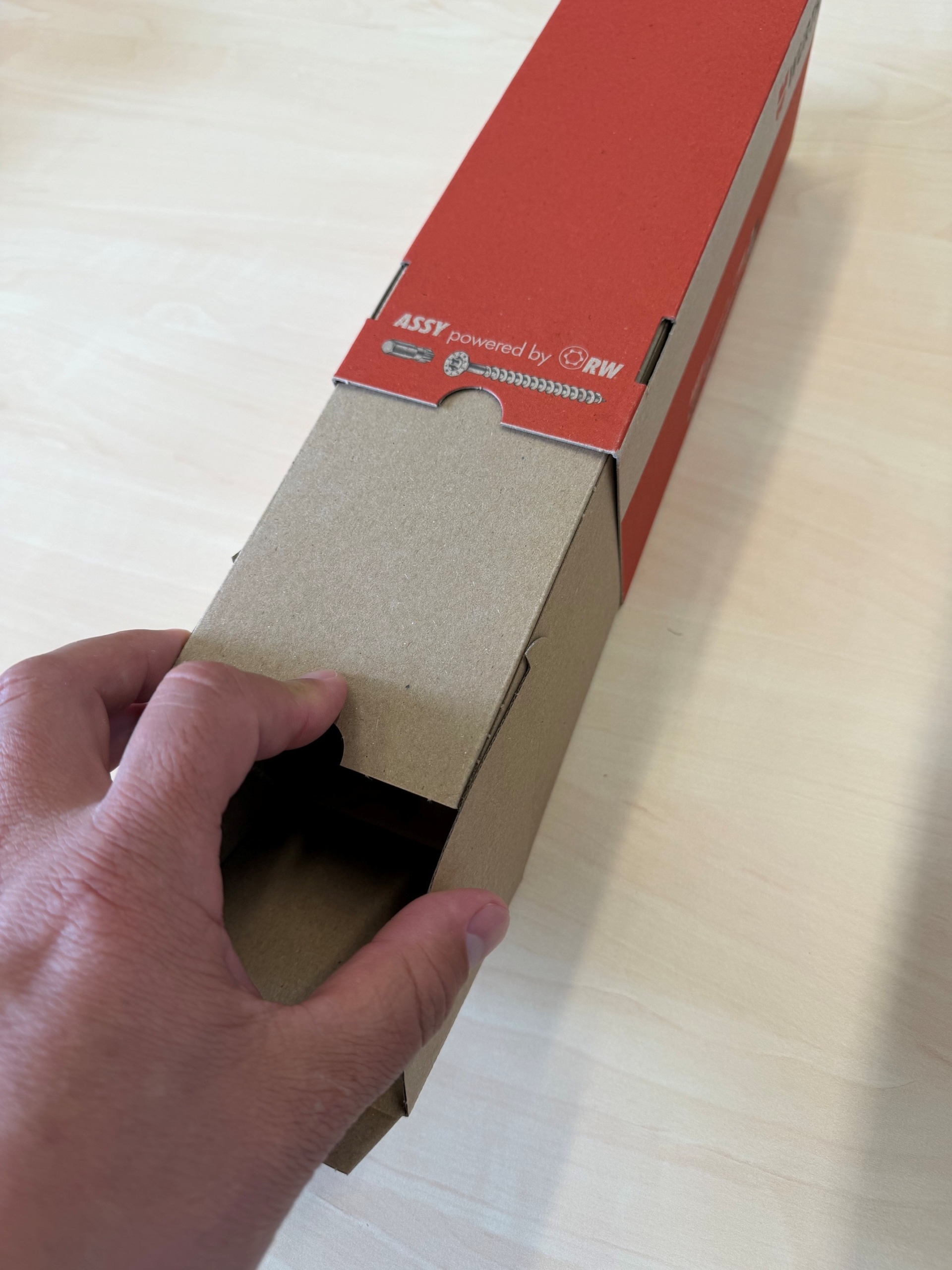 Schraubenverpackung Flügel anlegen und einführen